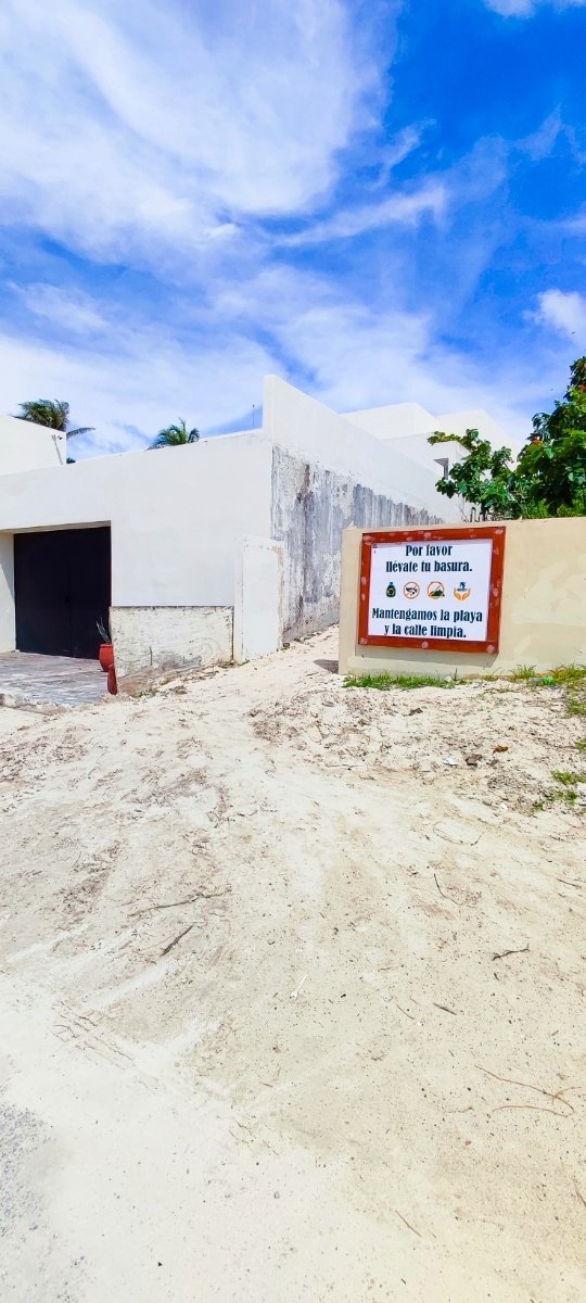 Letrero que pide mantener limpia la Playa San Miguelito en Cancún. © 2024 Castor Daniel Oregel Maldonado